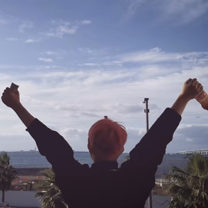 中国巨乳杂技三人组在线看
